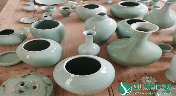 广元市昭化职中龙泉青瓷班首批作品开窑