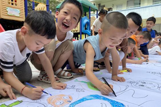 广汉二幼毕业班绘画“百米长卷”，感恩在园成长时光