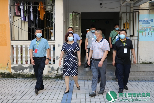 毛金花检查学校寝室情况.jpg