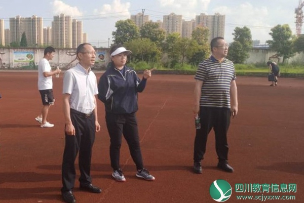 姚明观看学校垒球队和足球队的训练情况.jpg