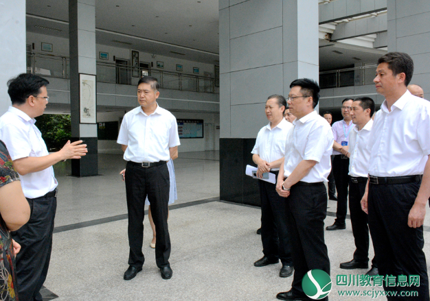 广元市市长邹自景一行到广元中学检查指导高考备考工作