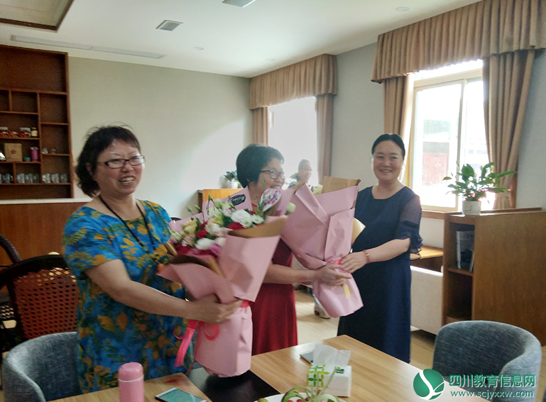 广元市八二一中学举行退休教师茶话会