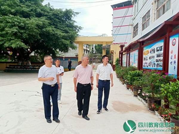 曾勇调研东禅小学校园规划与管理工作