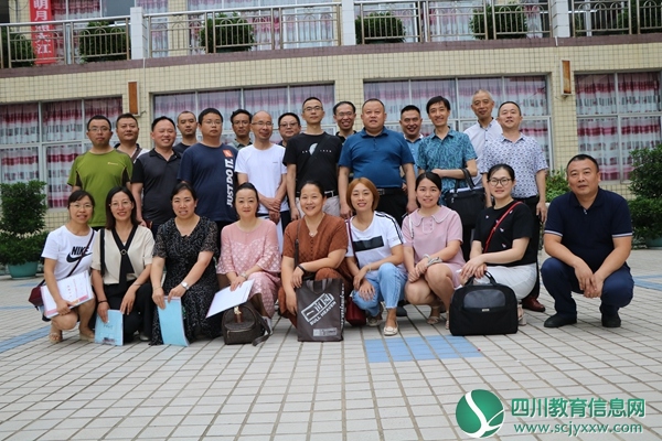 两地名师工作室成员合照.jpg