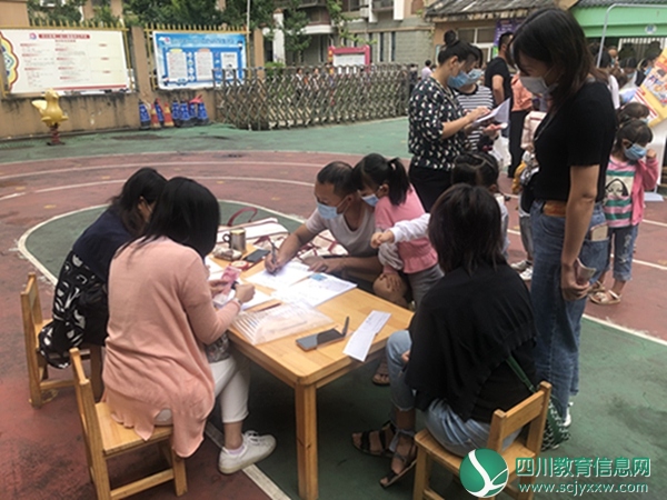 汶川二幼开展开学报名工作1.JPG