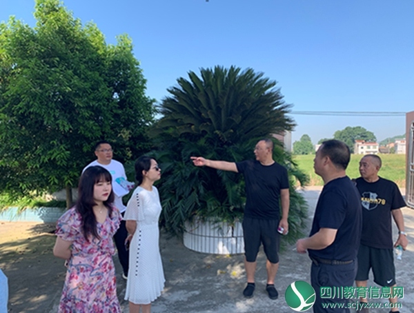 船山区关工委执行主任邓建华带队视察余建小学帮扶项目建设进展情况