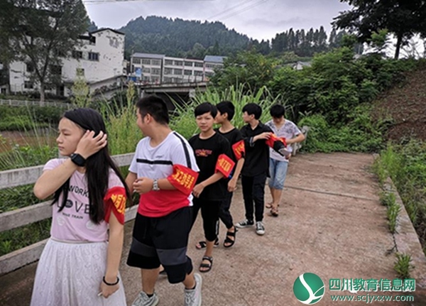 蓬溪县经开区莲花社区开展留守儿童关爱活动