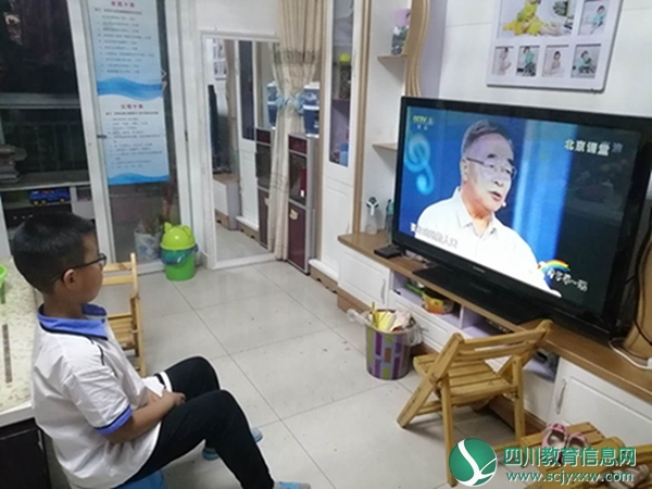 “伟大守望·无忧新生” 汶川县第一小学校组织学生收看《开学第一课》