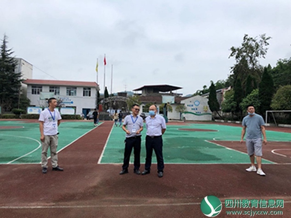 县教体局局长何均红一行到龙洞学校督导检查开学工作
