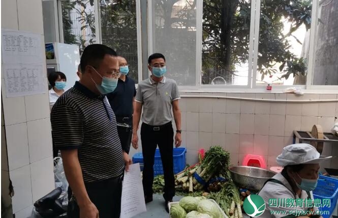 遂宁市教育和体育局副局长何天明一行到遂宁一中初中部督导检查2020年秋季开学工作