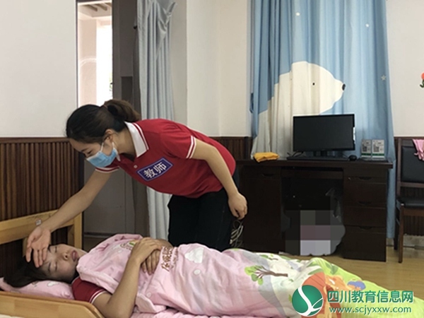 生活老师巡查幼儿午睡情况.jpg