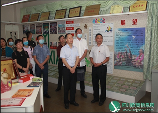 四川省教育厅胡卫锋一行来到汶川县第一小学校检查开学工作并慰问汶川县优秀教师代表