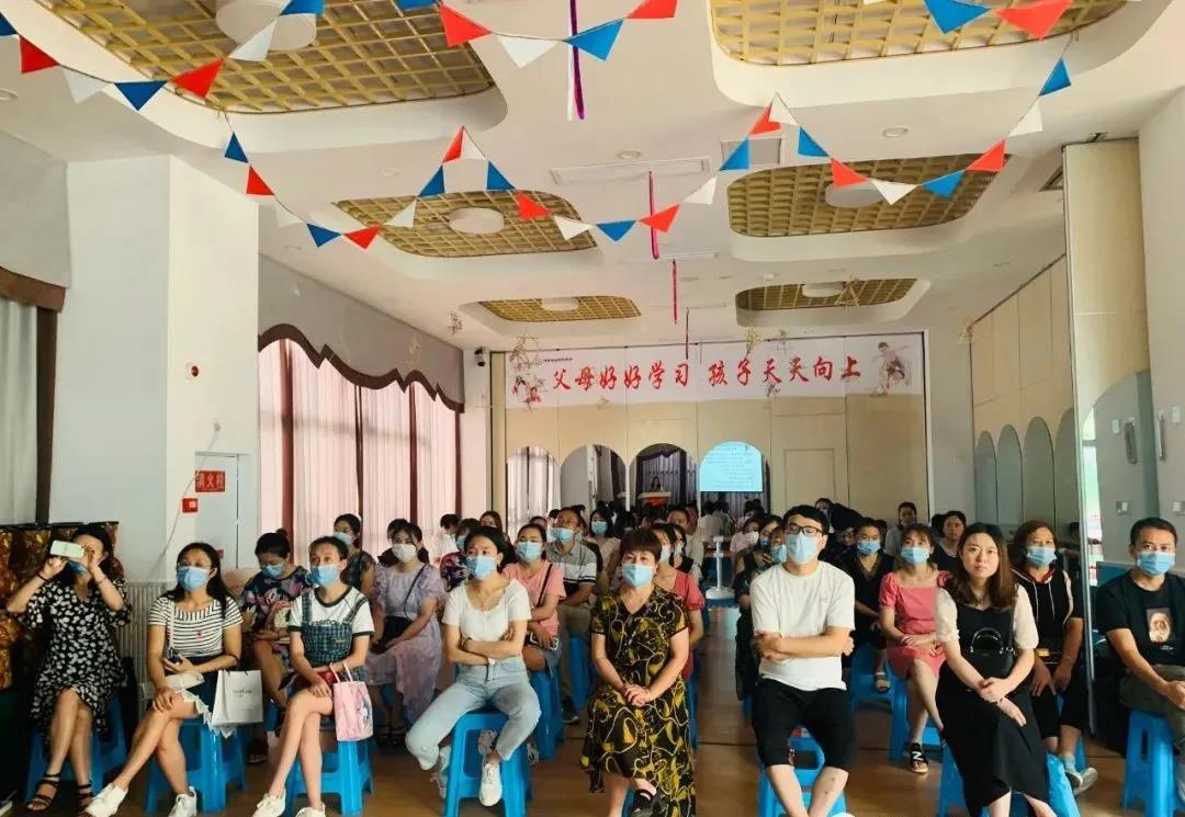 遂宁英伦国际幼稚园召开新生家长会