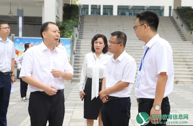 遂宁市委副书记、市长邓正权一行到鹭栖湖学校慰问教师