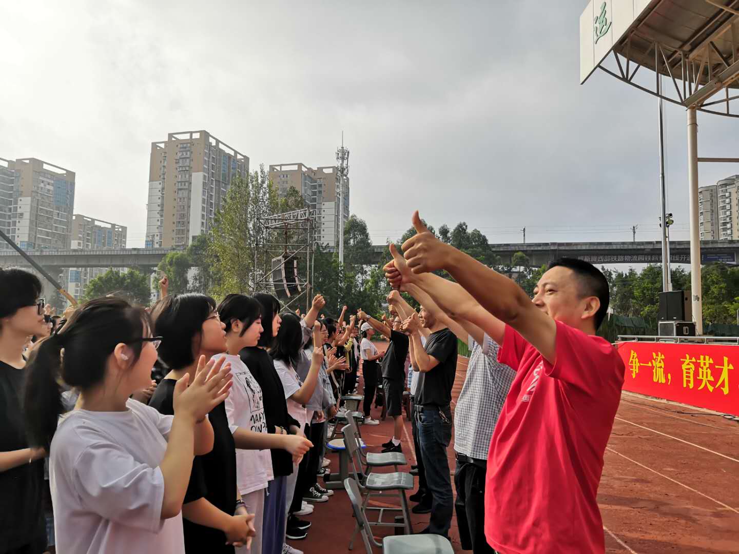 青春奋斗正当时 乘风破浪迎高考  ——遂宁高级实验学校举行高三总动员励志演讲会