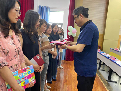 敦品笃行立志三尺讲台 弘毅致远师徒薪火相传