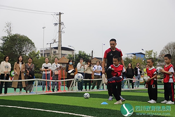 宏德幼儿园王玲老师执教足球活动.jpg