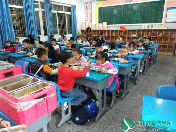 安居一小开展“拒绝零食，吃好主餐活动.jpg