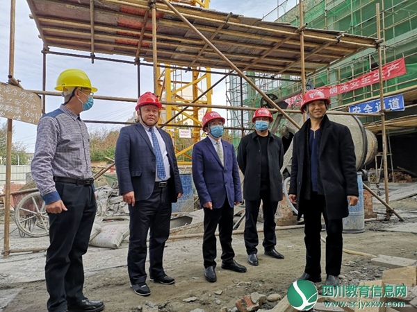 米强视察“五粮春”综合楼建设情况.jpg