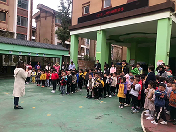 汶川县第二幼儿园开展防地震演练