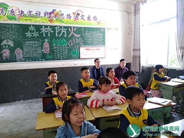 仪陇县教科体局深入思德小学进行教学调研