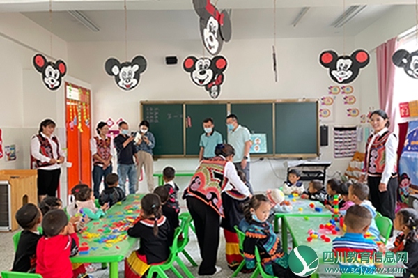 1.在德昌县麻栗镇干海村幼教点调研.jpg