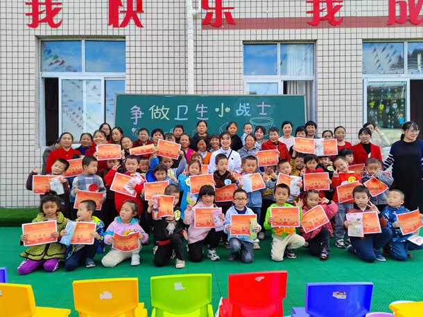 平昌县双鹿小学附属幼儿园开展“争做卫生小战士”活动