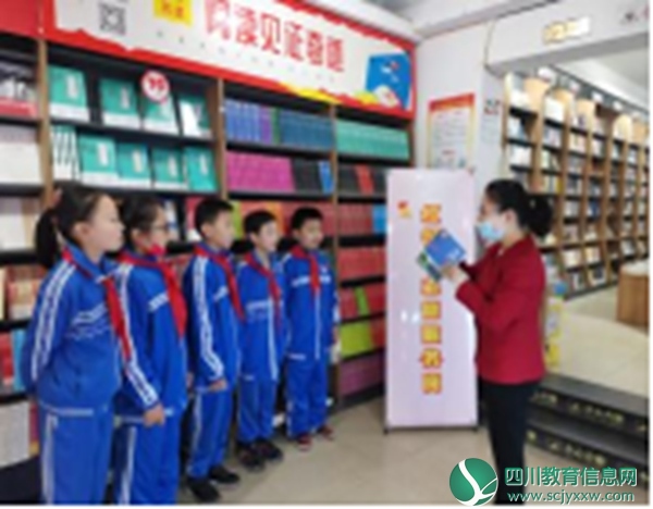射洪市第一小学校开展“红领巾护书员”志愿者服务活动