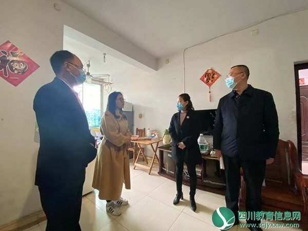 安居区教体局局长何琴一行深入中兴小学进行调研 (3).jpg