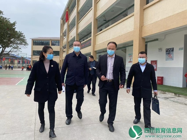 安居区教体局局长何琴一行深入中兴小学进行调研 (1).jpg