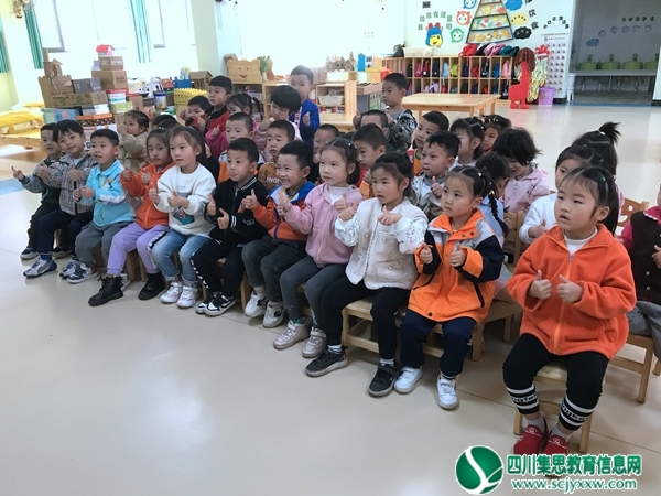 幼儿做《预防病毒》手指游戏.jpg