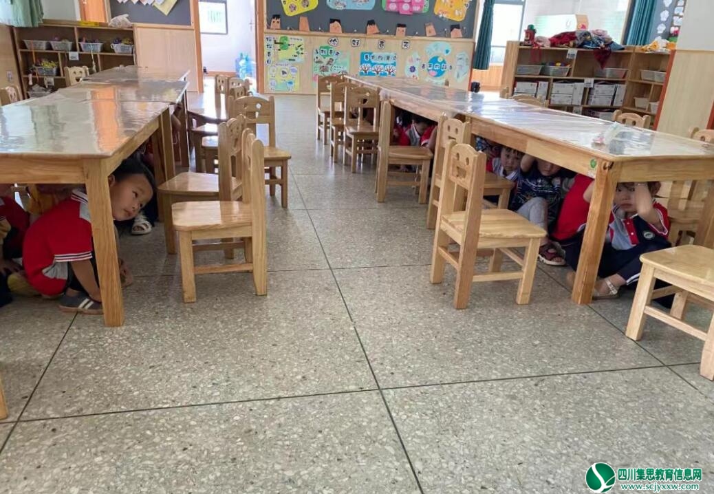 磨溪幼儿园开展防震减灾应急疏散演练