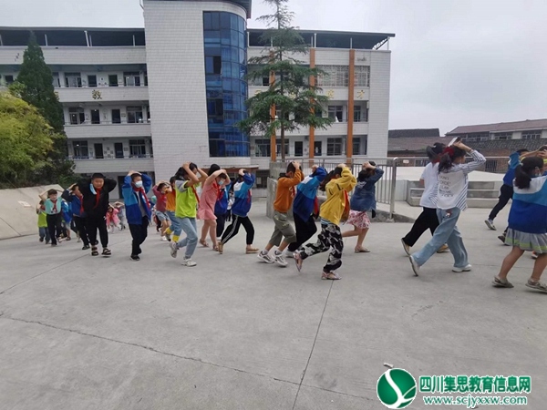 中兴小学开展“5.12防震减灾暨楼道疏散、消防演练”活动.jpg