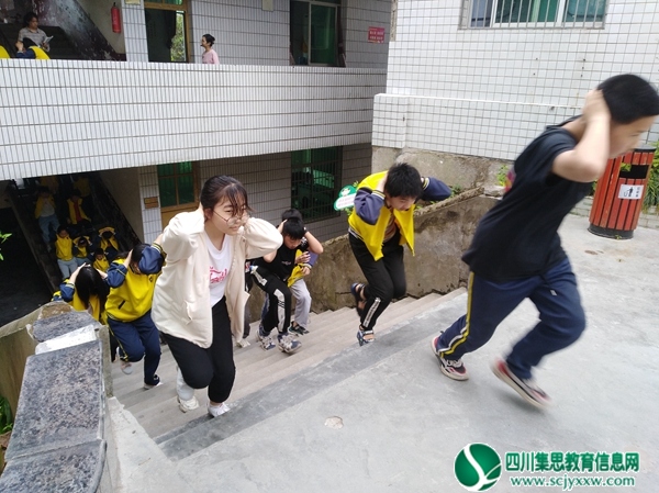 仪陇县思德小学开展地震逃生演练