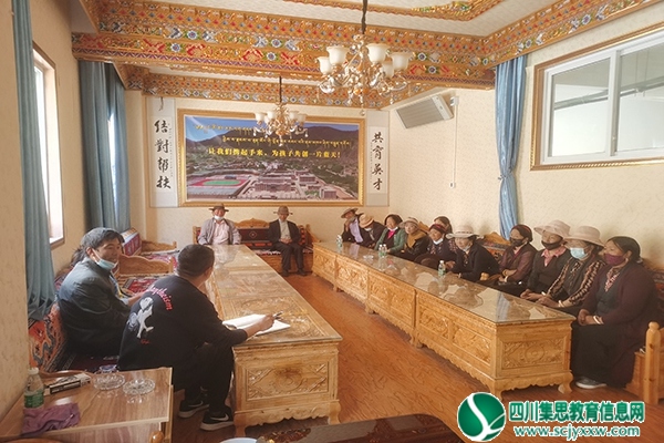 一部分家长参与座谈会.jpg