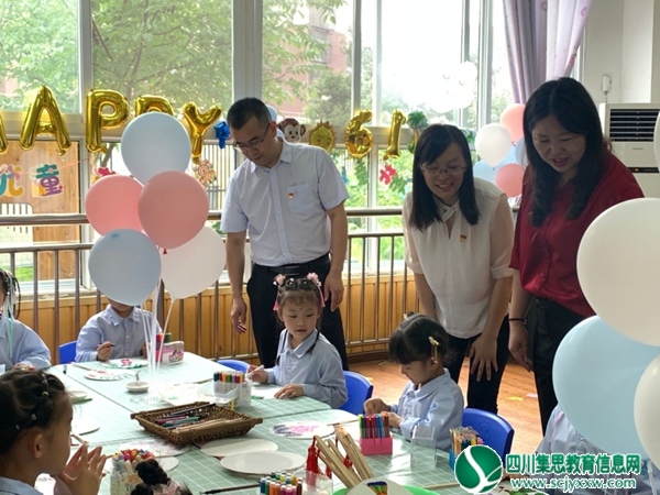 安居区委教育工委副书记、局党组成员黄萍一行到安居一幼开展“六一”慰问活动