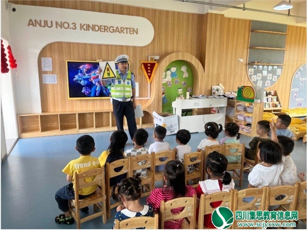 安居交警走进三幼献礼六一1.jpg