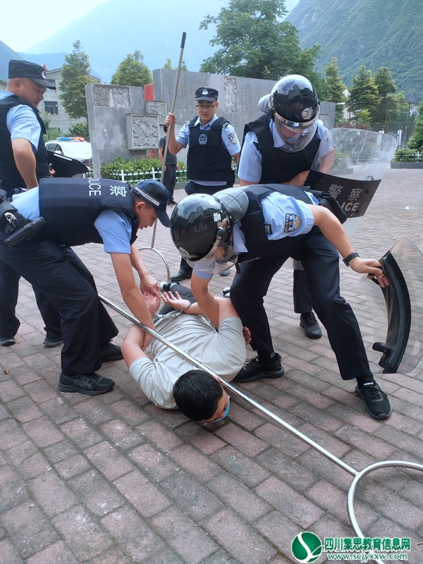 汶川县绵虒中学联合绵虒镇派出所开展校园反恐防暴应急演练活动
