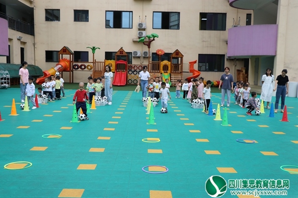 叙永县叙永镇永宁幼儿园开展小班趣味足球游戏