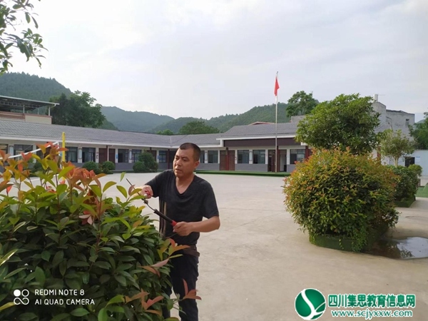 射洪市香山镇第二小学校组织党员教师进行义务劳动