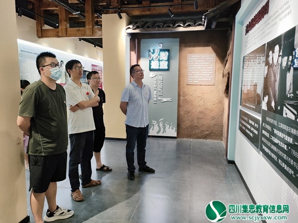 安居区磨溪镇中心小学校党支部开展“承先烈英雄足迹 观乡村振兴盛景”主题党日活动