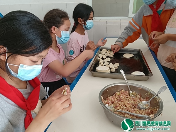 2022.6.21安居区兴旺明德小学组织包饺子劳动实践活动2.jpg