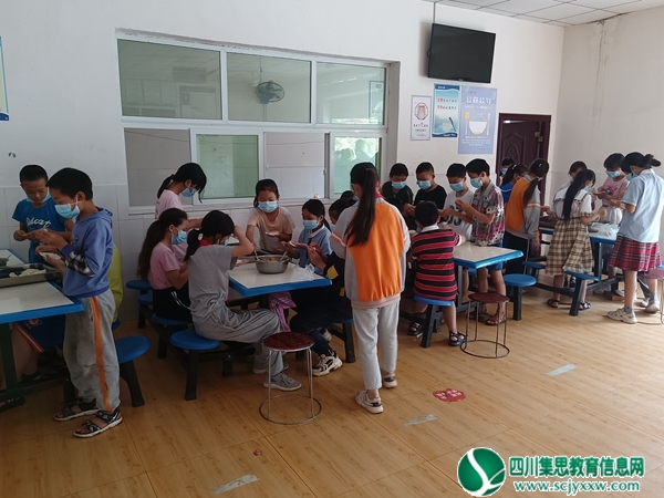 安居区兴旺明德小学组织包饺子劳动实践活动