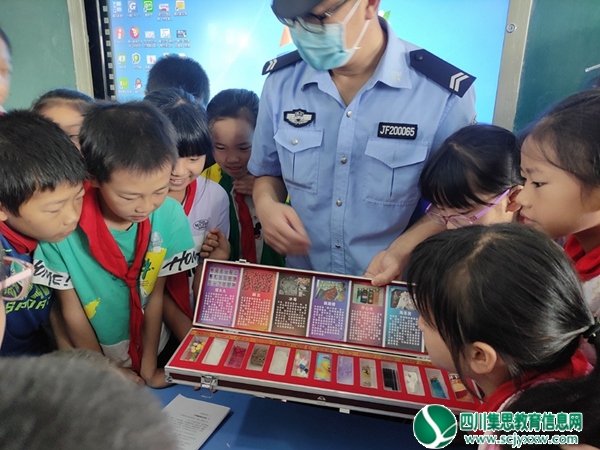 横小派出所干警禁毒宣传.jpg