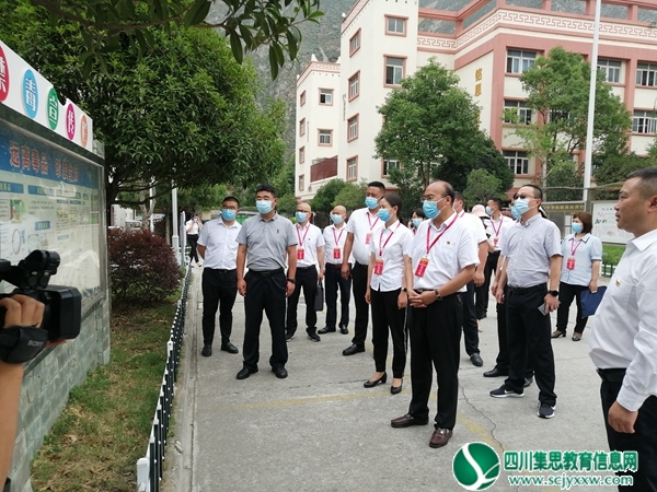 “远离毒品，珍爱生命，从我做起” ——省州县人大领导来到汶川县雁门小学校调研禁毒教育宣传工作