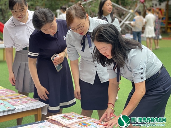 幼儿涂鸦本成长手册展览会和观摩现场 (3).jpg