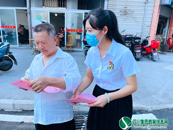 党员志愿者向群众发放省级文明城市创建宣传资料。.jpg