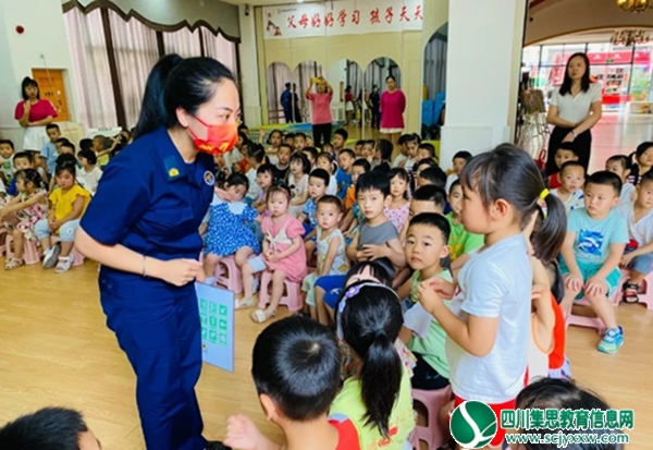 遂宁市消防救援支队及河东消防救援大队在英伦幼稚园开展了暑期消防安全宣传教育活动