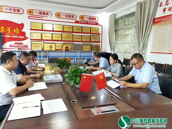 安居区东禅镇中心小学校：何琴检查学校开学工作