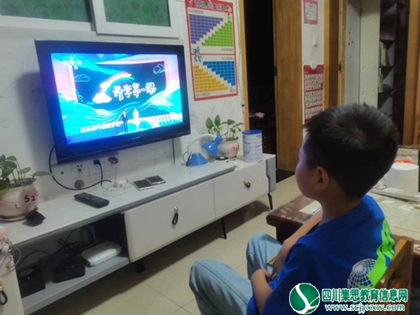 安居区东禅镇中心小学校组织学生观看《开学第一课》